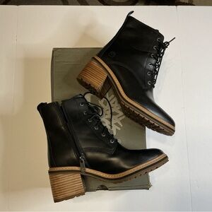 Timberland Women's Black Lace-Up Boots with Tan Soles (8M)